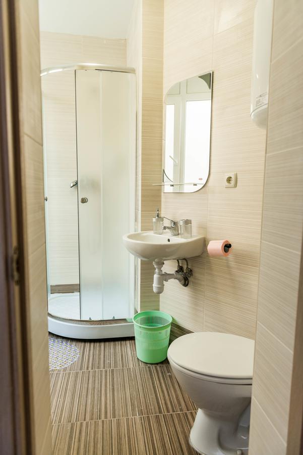 Mini Hotel Freedom Mercurius ลวีฟ ภายนอก รูปภาพ